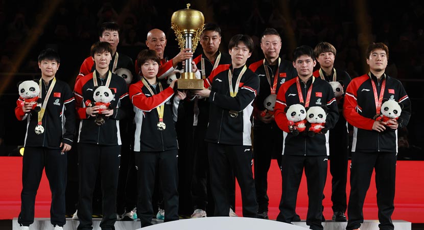 激烈的 球员进球 - 防守反击